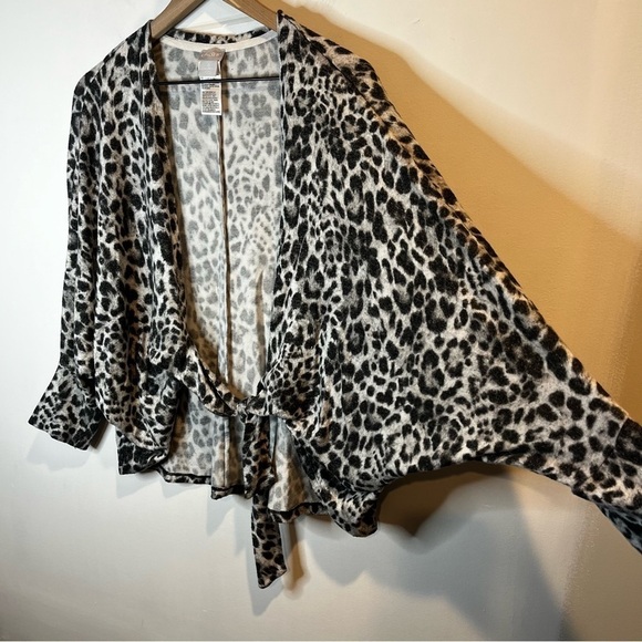 Women’s | Chicos Snow Leopard Wrap Cardigan | Size 0 - Picture 4 of 9